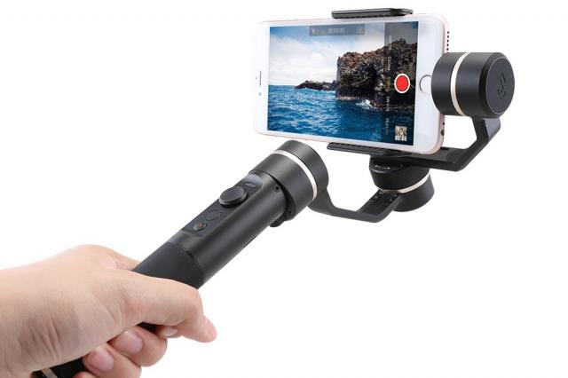 مجموعه‌ای از گوشی‌های دکمه‌ای و گوشی‌های تاشو روی قاب لنز اندروید برای عکاسی زیر آب