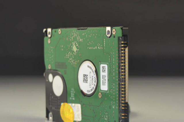 Připojení pevného disku k notebooku Šroub z notebooku do počítače