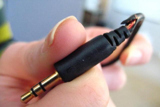 What to do if one earbud does not work?